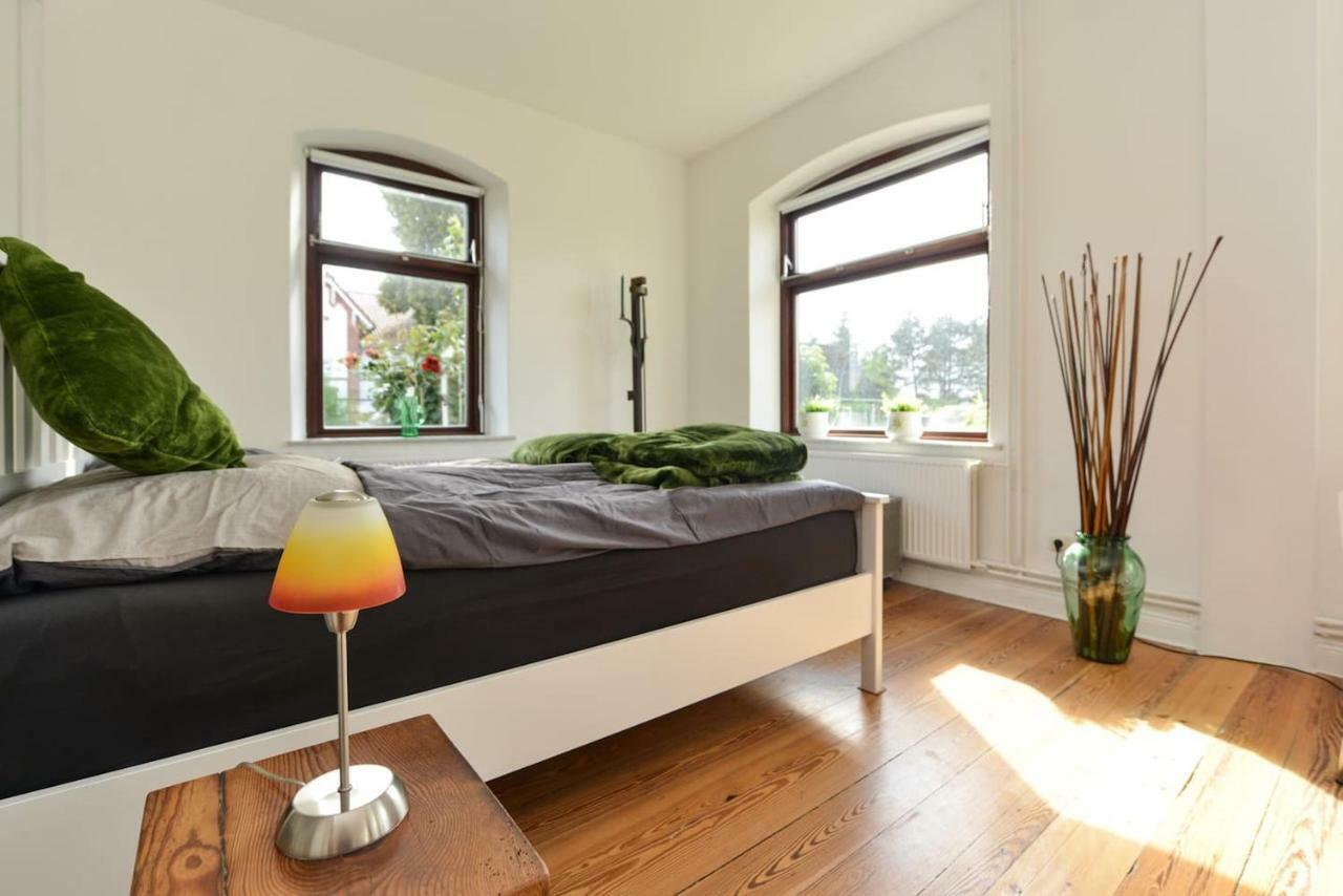 Kanalvilla - Urlaub am Nord-Ostseekanal - zwei Ferienwohnungen im Angebot- eine im Dachgeschoss und eine Wohnung mit Garten Sehestedt  Exterior foto