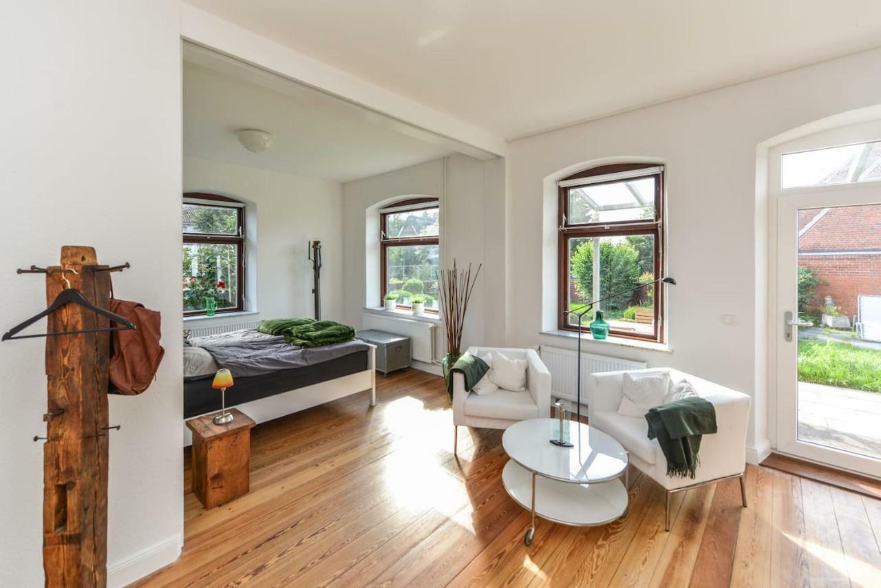 Kanalvilla - Urlaub am Nord-Ostseekanal - zwei Ferienwohnungen im Angebot- eine im Dachgeschoss und eine Wohnung mit Garten Sehestedt  Exterior foto