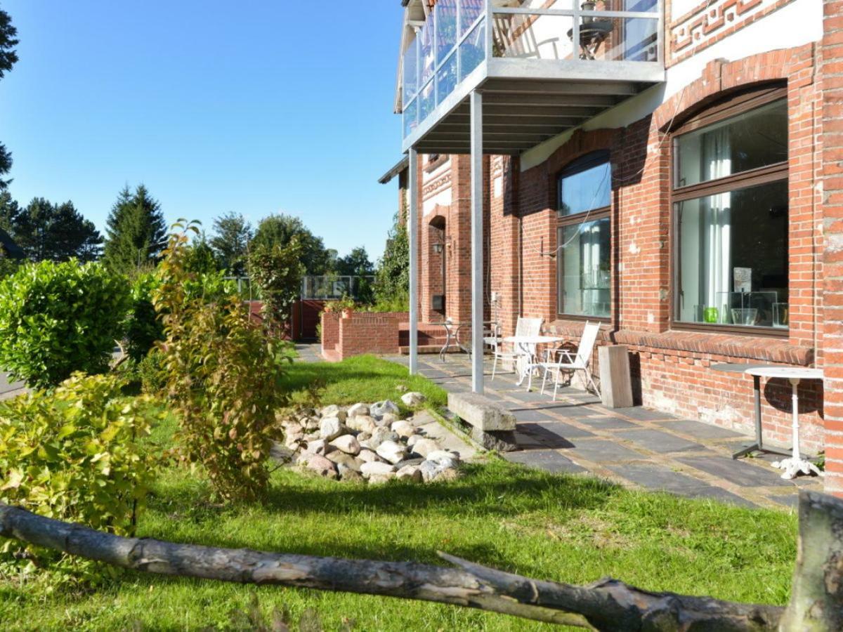 Kanalvilla - Urlaub am Nord-Ostseekanal - zwei Ferienwohnungen im Angebot- eine im Dachgeschoss und eine Wohnung mit Garten Sehestedt  Exterior foto