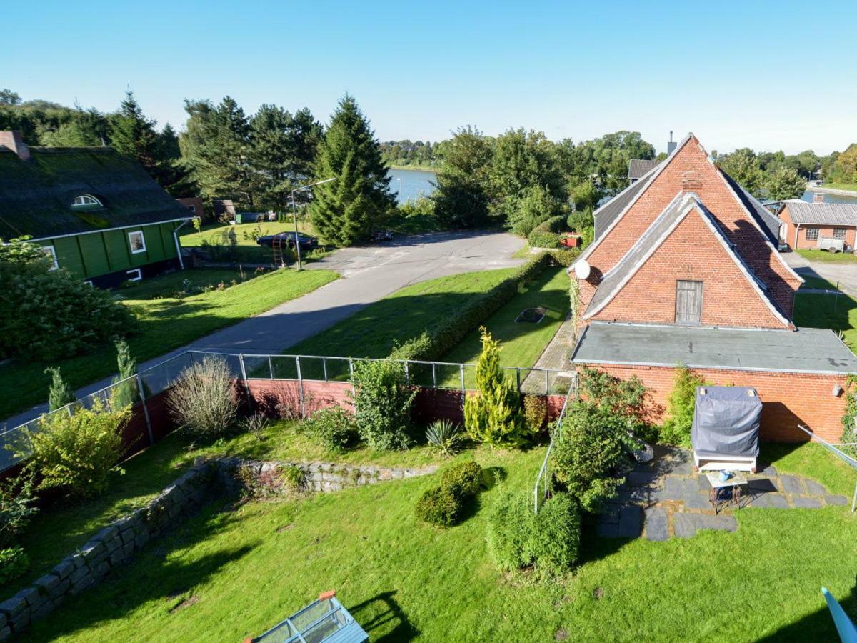 Kanalvilla - Urlaub am Nord-Ostseekanal - zwei Ferienwohnungen im Angebot- eine im Dachgeschoss und eine Wohnung mit Garten Sehestedt  Exterior foto