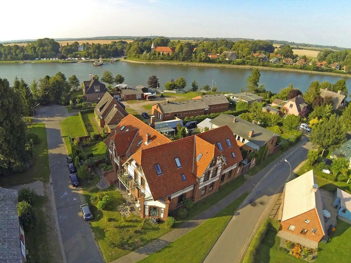 Kanalvilla - Urlaub am Nord-Ostseekanal - zwei Ferienwohnungen im Angebot- eine im Dachgeschoss und eine Wohnung mit Garten Sehestedt  Exterior foto